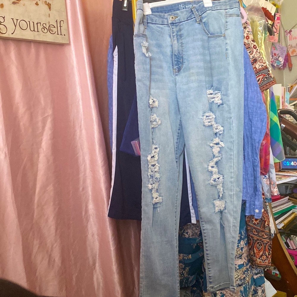 No Boundaries Distressed Jean